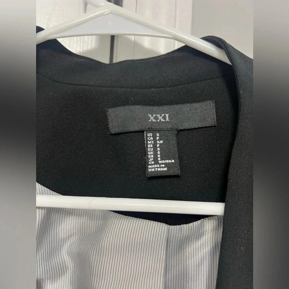 BLACK BLAZER FOREVER 21 - Picture 3 of 3